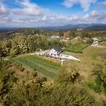 Zidanica Sredi Dolenjskih Gricev - V Gaj Casa de Férias Trebnje