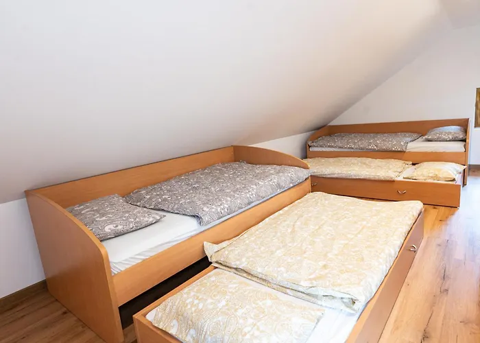 Zidanica Sredi Dolenjskih Gricev - V Gaj