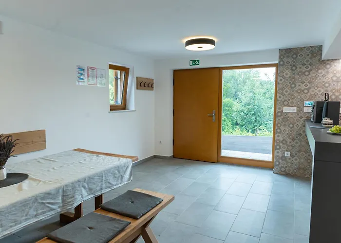 Zidanica Sredi Dolenjskih Gricev - V Gaj *