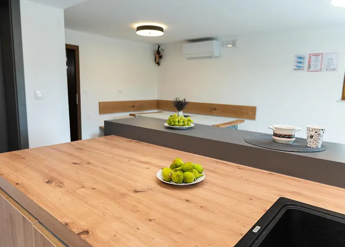 Zidanica Sredi Dolenjskih Gricev - V Gaj *