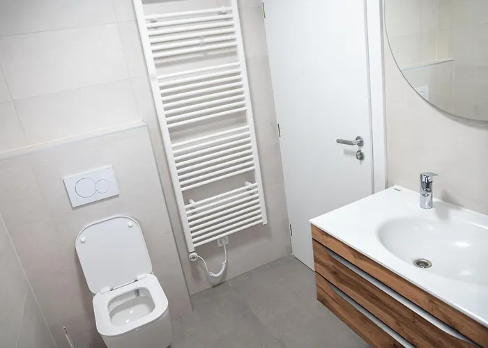 Zidanica Sredi Dolenjskih Gricev - V Gaj * Trebnje