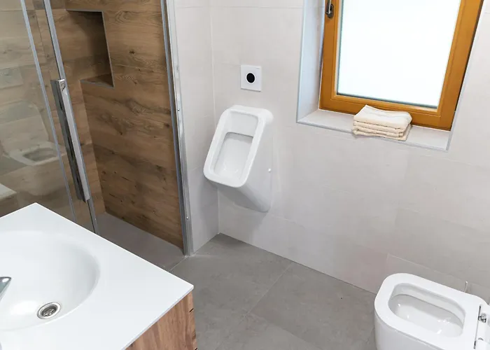 Zidanica Sredi Dolenjskih Gricev - V Gaj * Trebnje